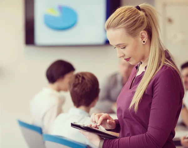 Blond Affärskvinna Casual Kläder Arbetar Surfplatta Dator Moderna Start Kontor — Stockfoto