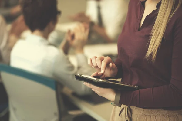 Mujer Negocios Rubia Ropa Casual Que Trabaja Tableta Interior Oficina — Foto de Stock