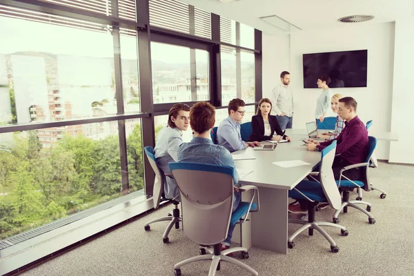 Grupo Empresarios Discutiendo Plan Negocios Oficina —  Fotos de Stock