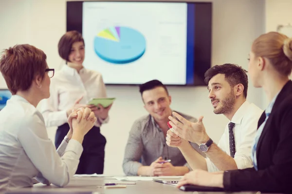 Startup Business Mladí Kreativní Lidé Skupina Brainstorming Setkání Kanceláři Pomocí — Stock fotografie