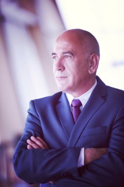 adam üst düzey iş modern kurumsal ofis kapalı yalnız portresi