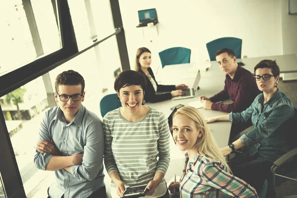Grupo Empresários Que Preparam Para Próxima Reunião Discutir Ideias Usando — Fotografia de Stock