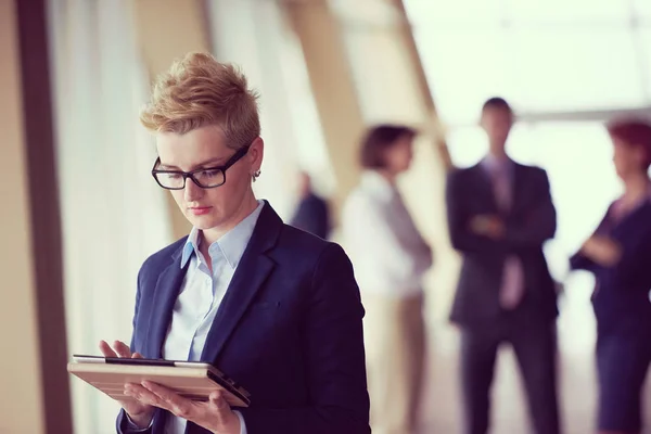 Die Lächelnde Junge Geschäftsfrau Mit Dem Tablet Computer Vor Ihrem — Stockfoto