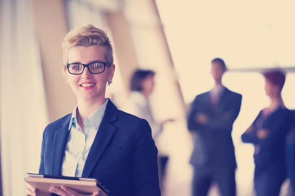 Moler Una Joven Mujer Negocios Con Una Tableta Delante Equipo — Foto de Stock