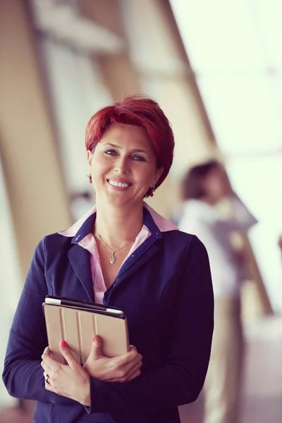 Smilling Jeune Femme Affaires Avec Tablette Devant Son Équipe Flou — Photo