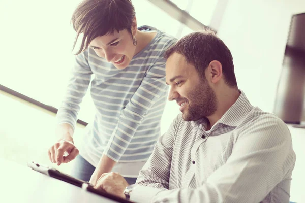 Twee Zakenmensen Die Zich Voorbereiden Volgende Bijeenkomst Ideeën Bespreken — Stockfoto