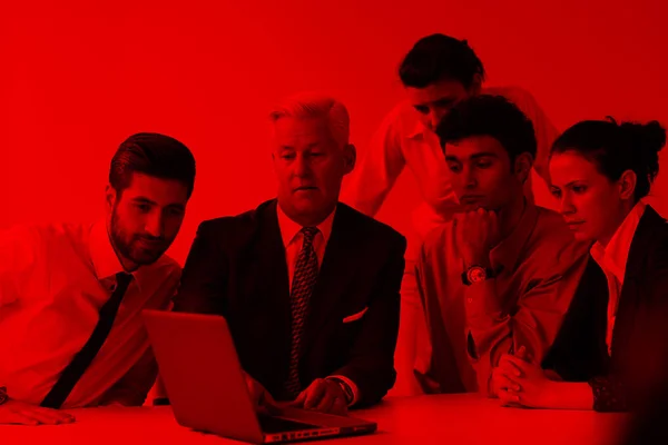 Junge Geschäftsleute Treffen Sich Modernen Startup Büro Mit Dem Senior — Stockfoto