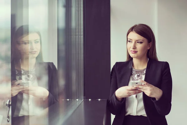 Mujer Negocios Hablando Por Teléfono Lado Ventana Oficina Moderna —  Fotos de Stock