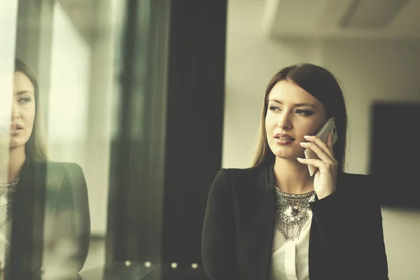 Бізнес Леді Розмовляє Телефону Біля Вікна Сучасного Офісу — стокове фото