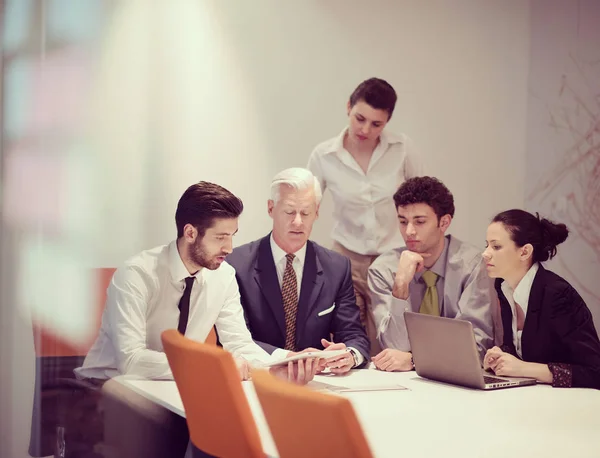 Los Jóvenes Empresarios Reúnen Una Moderna Oficina Startups Con Gerente — Foto de Stock