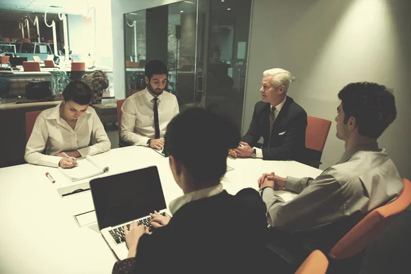 Бізнесмени Групують Мозковий Штурм Зустрічі Бізнесмен Представляючи Ідеї Проекти Ноутбук — стокове фото