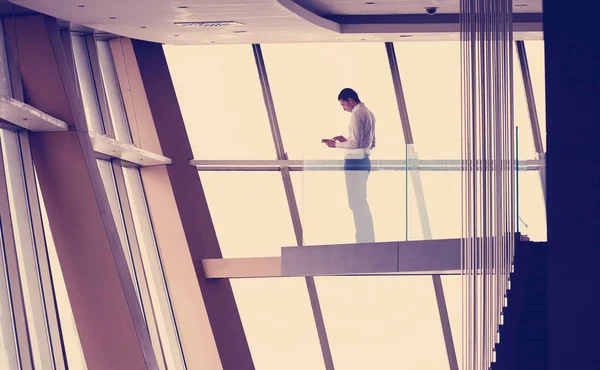 Jeune Homme Affaires Réussi Dans Penthouse Travaillant Sur Tbalet Moderne — Photo