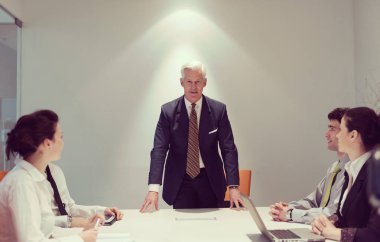 İş adamları grup olarak toplantı ve iş adamlarının fikirlerini ve projelerini sunma konusunda fikir alışverişinde bulundular.