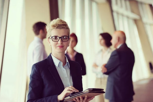 Uśmiechająca Się Starsza Bizneswoman Tabletem Przed Swoim Zespołem Zamazana Tle — Zdjęcie stockowe