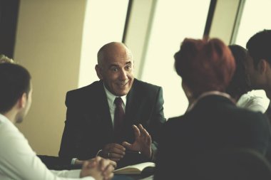 Girişimci iş adamları grubu modern parlak ofis içi, kıdemli yatırımcılar ve genç yazılım geliştiricileri planlar ve projeler hakkında görüştüler
