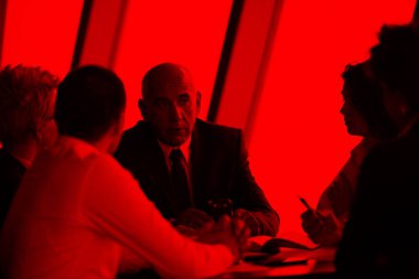 Girişimci iş adamları grubu modern parlak ofis içi, senoir yatırımcıları ve genç yazılım geliştiricileri ile toplantıdalar