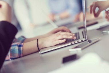 Modern ofis kurma ve yeni iş planı hakkında fikir alışverişinde bulunma