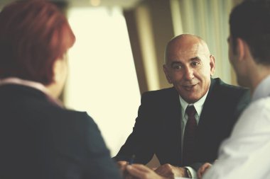Girişimci iş adamları grubu modern parlak ofis içi, senoir yatırımcıları ve genç yazılım geliştiricileri ile toplantıdalar
