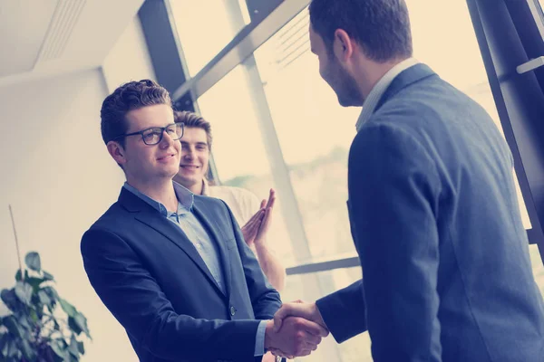 Business Partner Shake Hands Meetinig Στο Σύγχρονο Κτίριο Γραφείων — Φωτογραφία Αρχείου