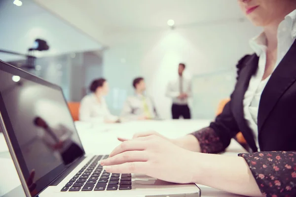 Geschäftsfrau Tippt Auf Laptop Computer Bei Besprechung Verschwommene Personengruppe Brainstorming — Stockfoto