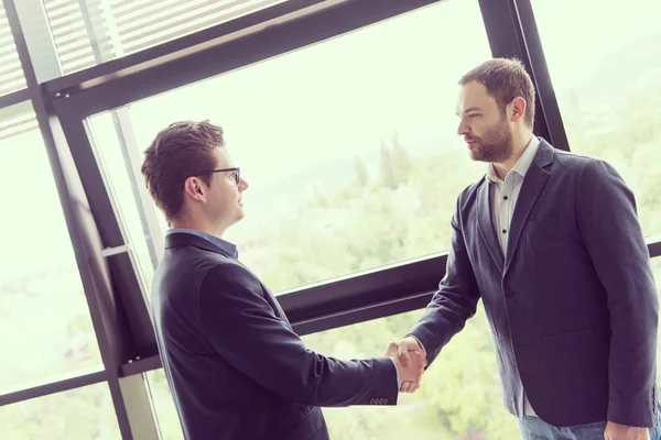 Partenaire Affaires Shake Hands Meetinig Dans Immeuble Bureaux Moderne — Photo