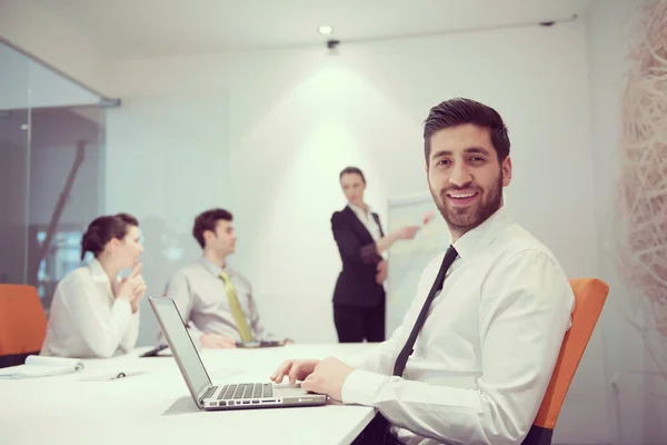 사무실 회의실에서 턱수염을 기르고 현대의아 기업인의 브레인스토밍을 계획을 세우고 사업가들의 — 스톡 사진