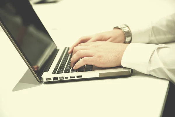 Jonge Zakenman Handen Typen Laptopcomputer Vergadering Blured Mensen Groep Brainstormen — Stockfoto