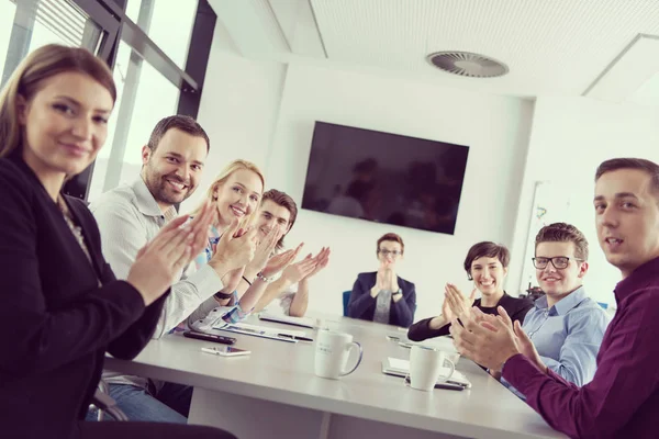 Réunion Équipe Affaires Dans Bureau Démarrage Moderne Branistorming Sur Nouveau — Photo