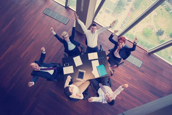 Blick Von Oben Auf Glückliche Geschäftsleute Bei Einem Meeting Bei — Stockfoto