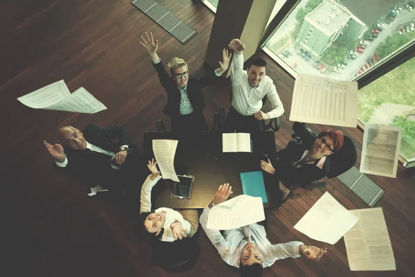 Blick Von Oben Auf Glückliche Geschäftsleute Bei Einem Meeting Bei — Stockfoto