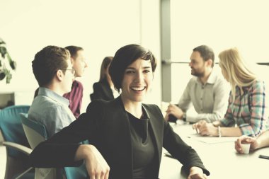 Meşgul Girişimcilik Ofisinde Başarılı İş Kadını Portresi