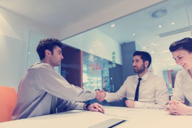 Ortaklar için sözleşme imzalamak, genç çiftler iş görüşmesinde hayat sigortası ve banka kredisi acentesi ile modern ofis içişleri.