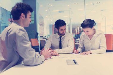 Ortaklar için sözleşme imzalamak, genç çiftler iş görüşmesinde hayat sigortası ve banka kredisi acentesi ile modern ofis içişleri.