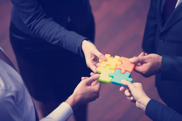 Diversa Gente Negocios Grupo Ensamblando Rompecabezas Representan Apoyo Del Equipo — Foto de Stock