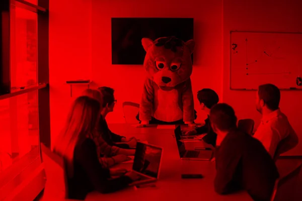 Boss Gekleed Als Teddybeer Plezier Hebben Met Het Bedrijfsleven Mensen — Stockfoto
