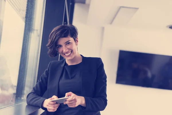 Femme Gestionnaire Aide Téléphone Cellulaire Intérieur Bureau — Photo