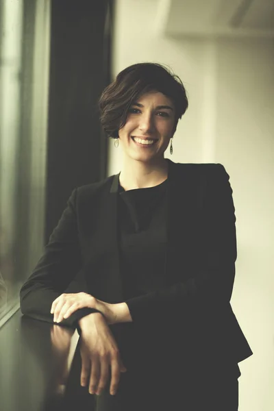 Retrato Empresária Bem Sucedida Pela Janela Empreendedor Ocupado Startup Office — Fotografia de Stock