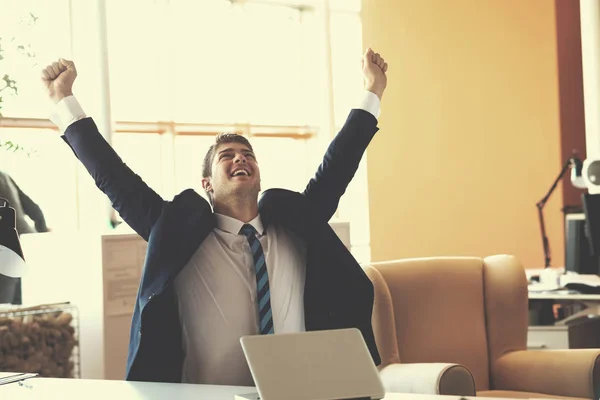 Feliz Joven Hombre Negocios Retrato Oficina Moderna Brillante Interior —  Fotos de Stock