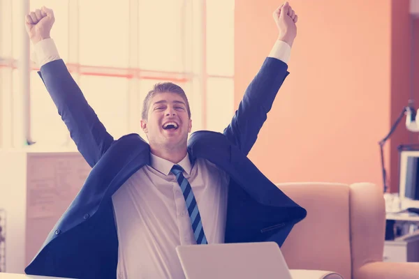 Retrato Homem Negócios Jovem Feliz Escritório Moderno Brilhante Interior — Fotografia de Stock