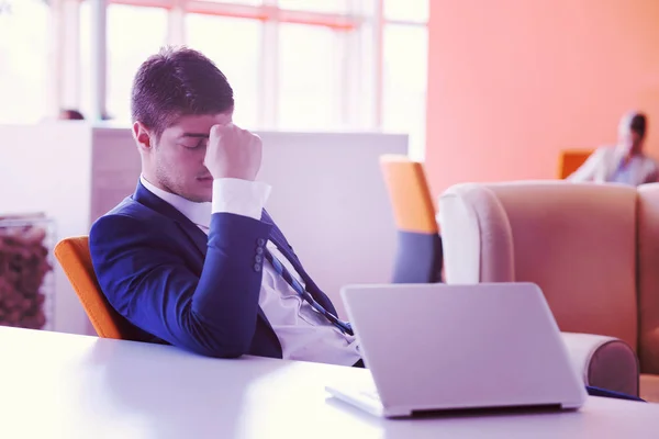 Απογοητευμένος Νεαρός Επιχειρηματίας Που Εργάζεται Φορητό Υπολογιστή Στο Γραφείο — Φωτογραφία Αρχείου