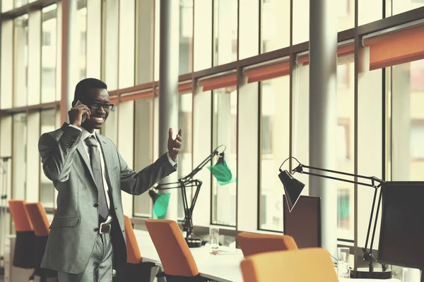 Feliz Sonriente Exitoso Hombre Negocios Afroamericano Traje Una Moderna Oficina —  Fotos de Stock