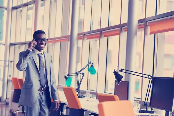 Счастливый Улыбающийся Успешный Афроамериканский Бизнесмен Костюме Современном Светлом Офисе Помещении — стоковое фото