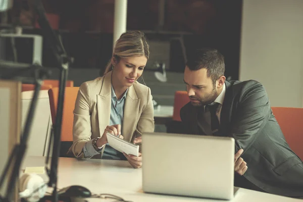 Groupe Jeunes Gens Affaires Ont Réunion Travailler Dans Bureau Lumineux — Photo