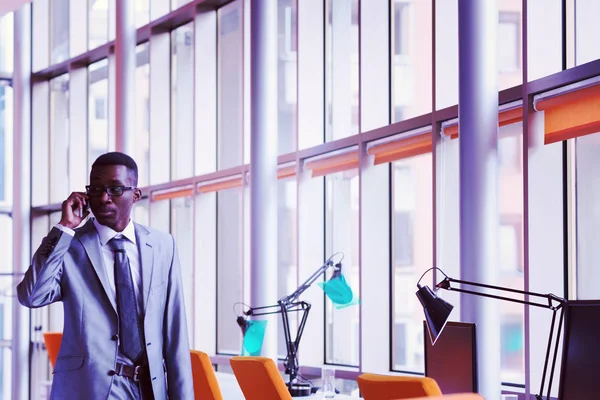 Счастливый Улыбающийся Успешный Афроамериканский Бизнесмен Костюме Современном Светлом Офисе Помещении — стоковое фото