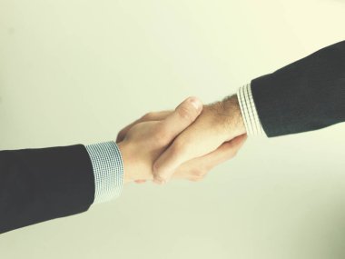 İş ortağı modern ofis binasında buluşmada el sıkıştı