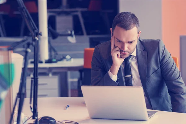 Glücklicher Junger Geschäftsmann Porträt Hellen Modernen Büro Drinnen — Stockfoto