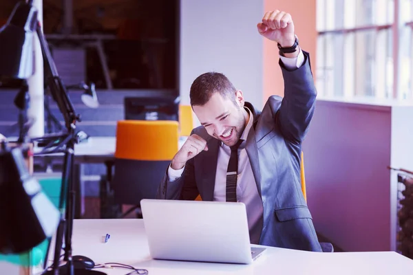 Glücklicher Junger Geschäftsmann Porträt Hellen Modernen Büro Drinnen — Stockfoto