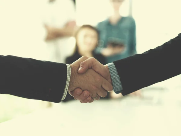 Business Partner Shake Hands Meetinig Στο Σύγχρονο Κτίριο Γραφείων — Φωτογραφία Αρχείου