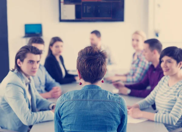 Gruppe Von Geschäftsleuten Diskutiert Businessplan Büro — Stockfoto