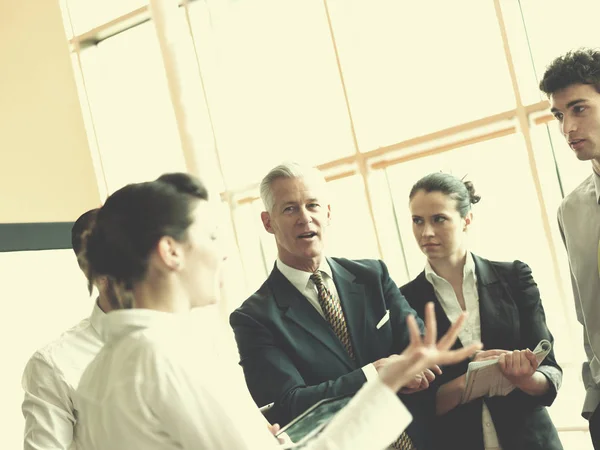 Bedrijfsleider Werkt Samen Met Zijn Team Maakt Presentatie Brainstorming Ideeën — Stockfoto